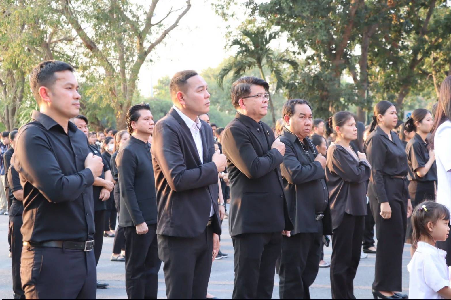 title - ผู้อำนวยการศูนย์ส่งเสริมและพัฒนาอาชีพเสริมนอกภาคการเกษตร ร่วมกิจกรรมแสดงความอาลัยและแสดงความจงรักภักดีสมเด็จพระนางเจ้าสิริกิต์ พระบรมราชินีนาถ พระบรมราชชนนีพันปีหลวง โครงการหนึ่งความดี ล้านความรัก ภูมิใจพรรคพระพันปีหลวง ณ ศาลาพระมิ่งขวัญ ศูนย์ส่งเสริมและพัฒนาอาชีพเสริมนอกภาคการเกษตร (ศูนย์ศิลปาชีพบางไทรฯ (เดิม))